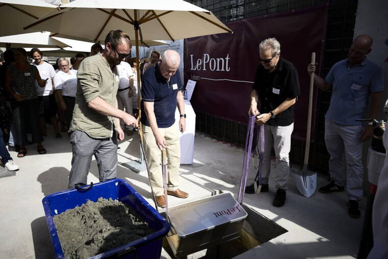 1_98a1358_versenken_kiste_fabian_bischof_ernst_gerber_philippe_urech_bauleiter.jpg 1_98a1358_versenken_kiste_fabian_bischof_ernst_gerber_philippe_urech_bauleiter.jpg